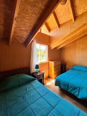 Habitación con 2 camas individuales en Hostal Taitai Las Cascadas